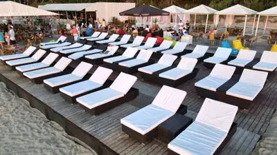 Balti matrači un cabanas koka klājā