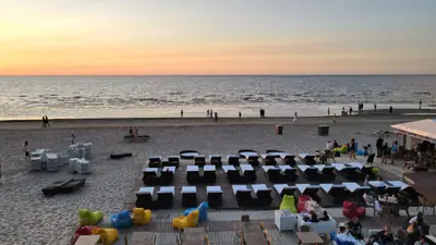 Plaša jūra un zeltainais saulriets virs Jūrmalas pludmales